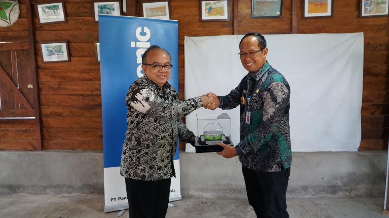 Serahkan Bantuan Solar Lantern, Pj Gubernur Sugito Apresiasi PT Panasonic Gobel