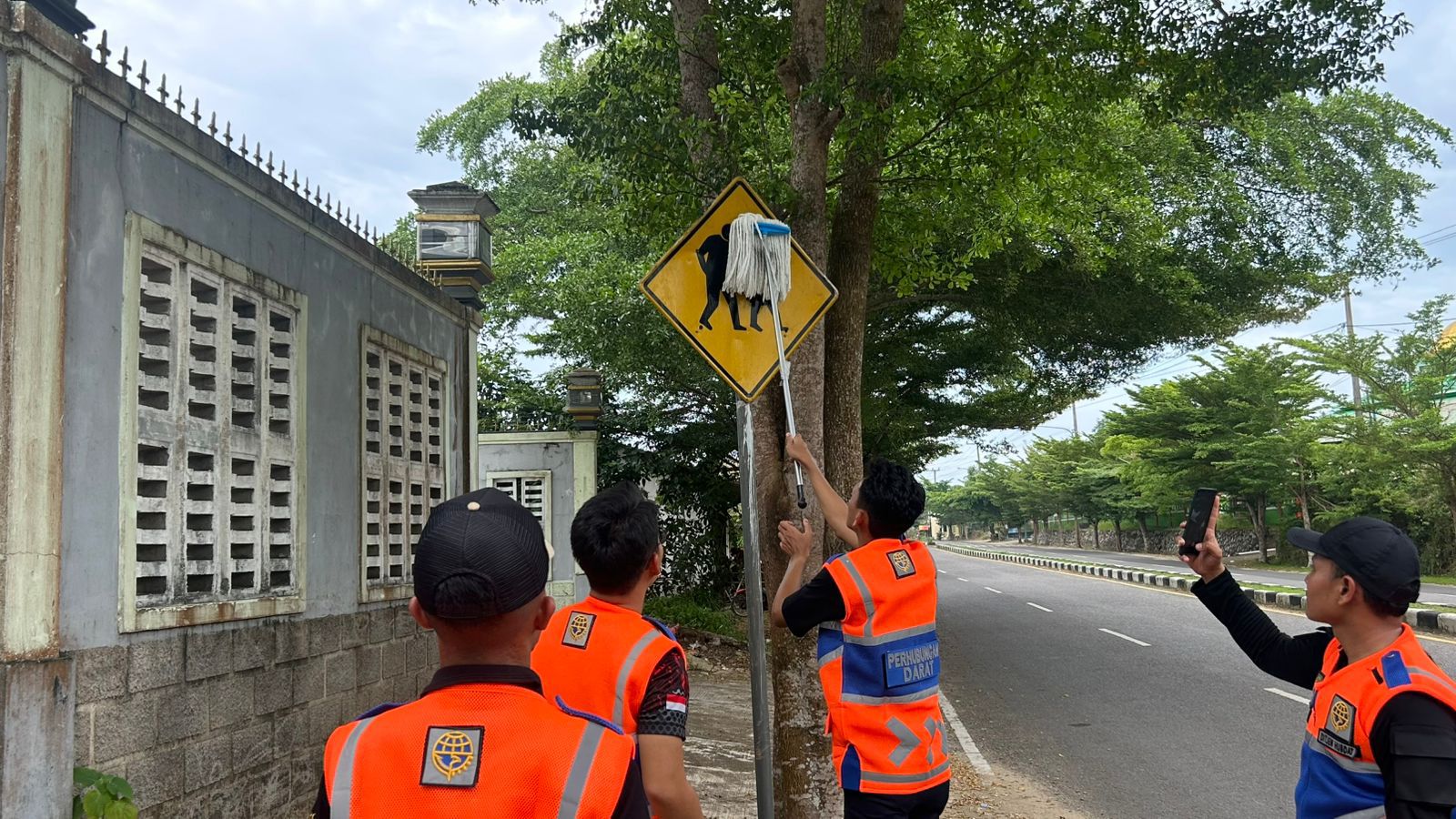 Jalan Selamat, Berkendara Nyaman, BPTD Babel Bersihkan Rambu di Jalan Nasional