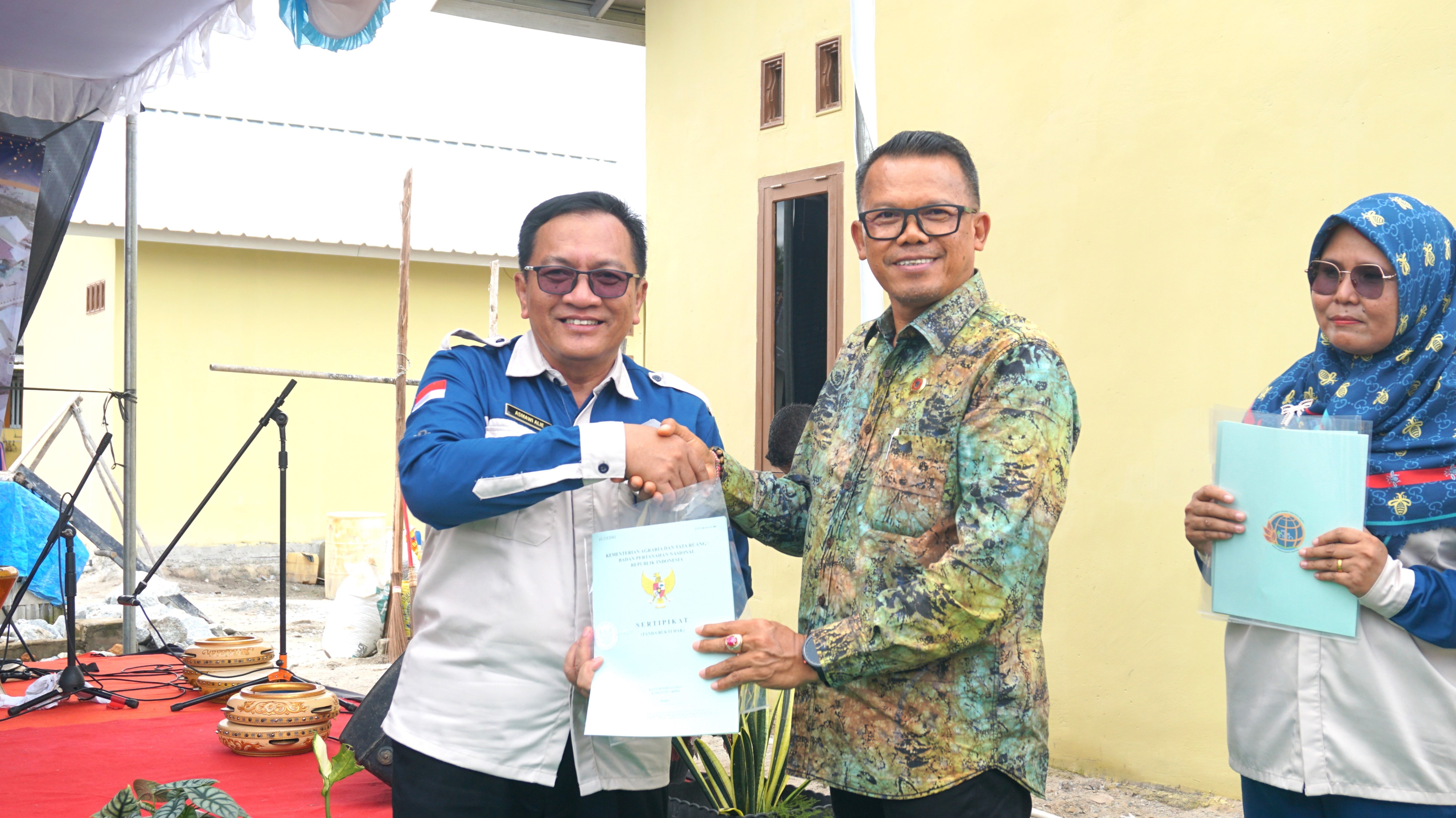 Kakanwil BPN Babel Serahkan Sertifikat Konsolidasi Tanah Pada Peresmian Kawasan Semenggah