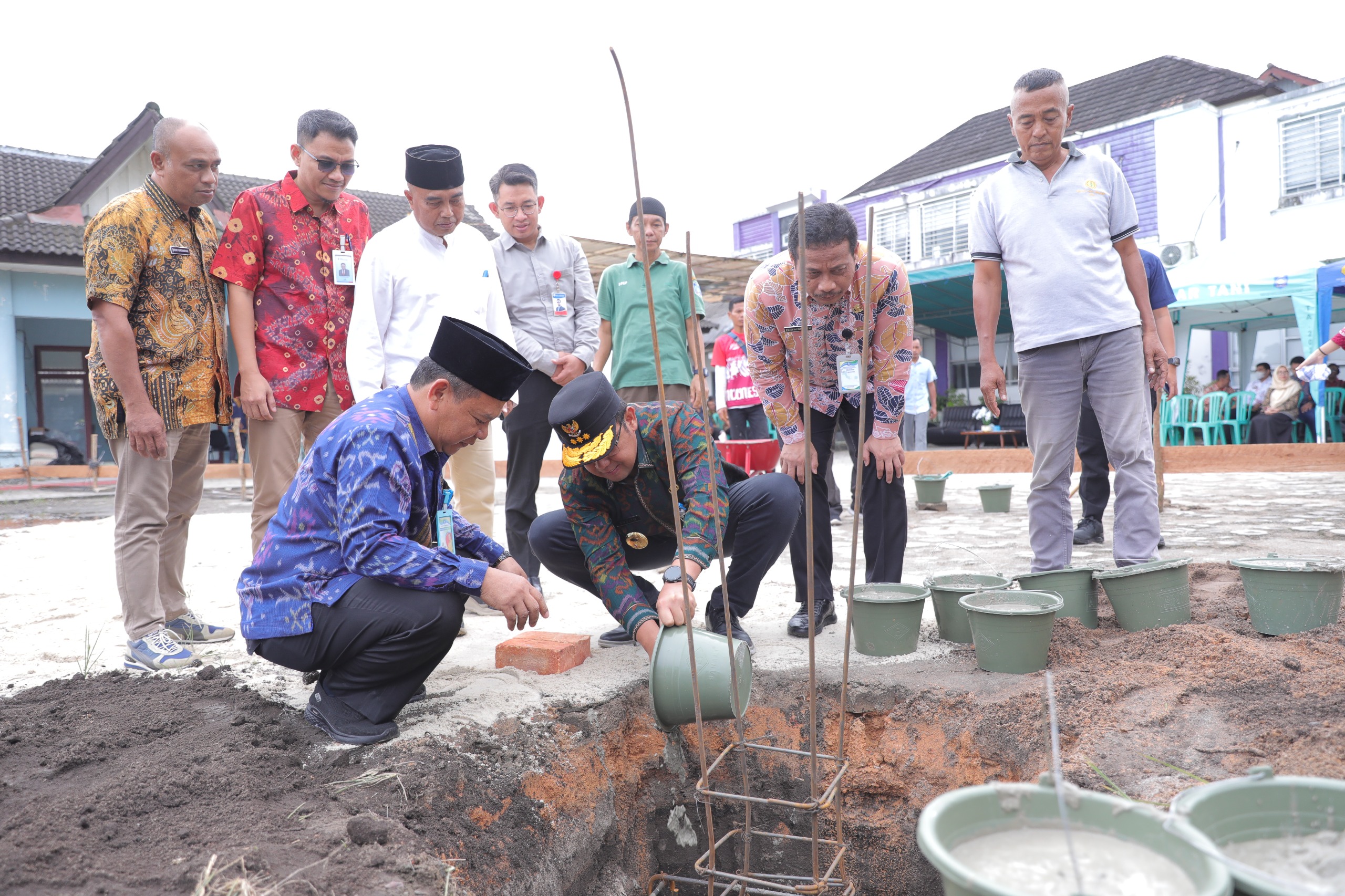 Pj Gubernur Sugito Letakkan Batu Pertama Musholla Al Kautsar: Sarana Ibadah dan Kemaslahatan Umat