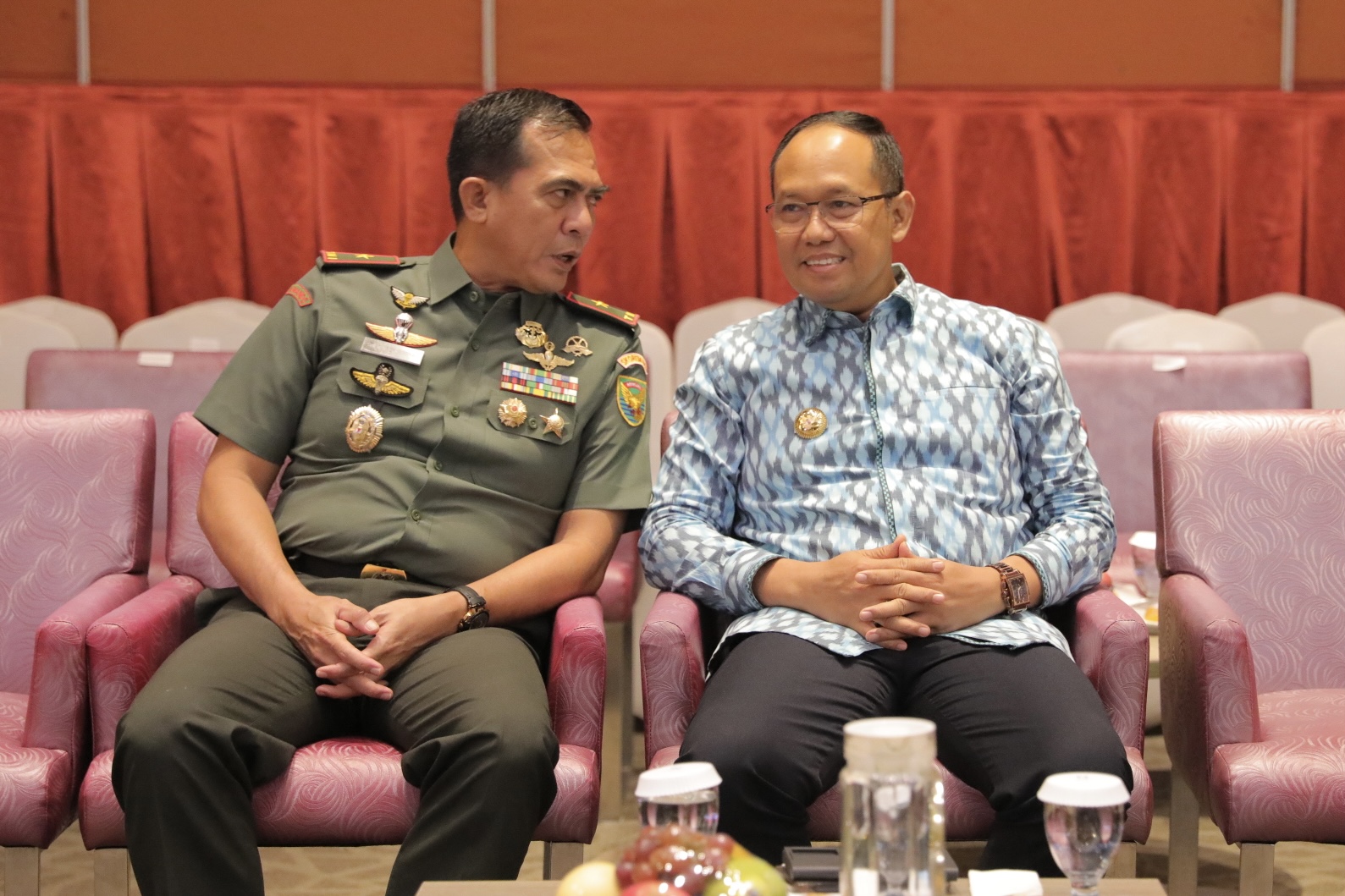 Rapat pleno terbuka pengundian dan penetapan nomor urut pasangan cagub dan cawagub di novotel bangka hotel