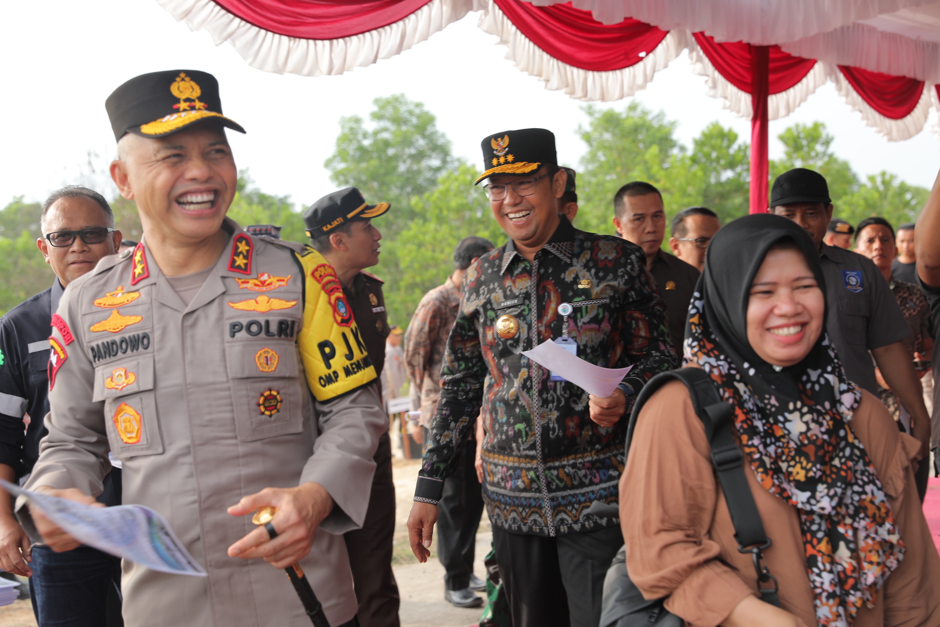 PJ Gubernur Sugito Menanam bibit pohon di kawasan GOR sahabudin